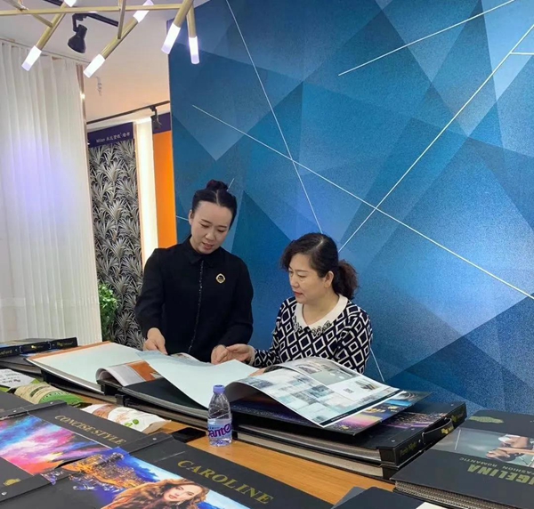 米兰壁纸·墙布·窗帘东营专卖店陈总：找准品牌 精彩绽放