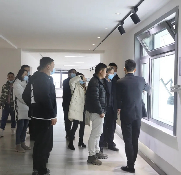 云南山水通泰旅游文化开发有限公司董事长一行莅临科饶恩被动窗参观考察