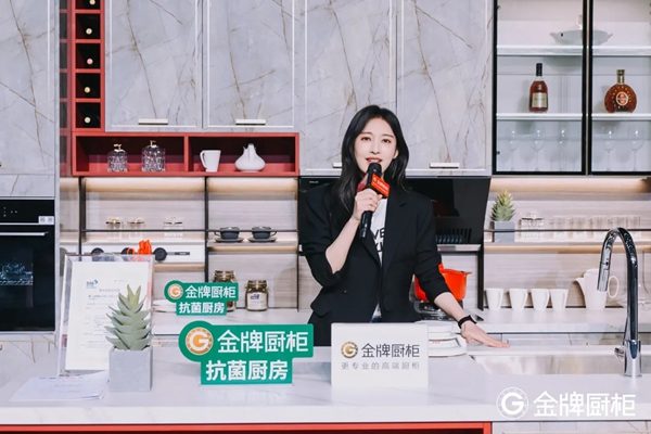 “金牌年终奖，直播抢工厂”圆满收官，携手张俪掀起年终直播狂欢