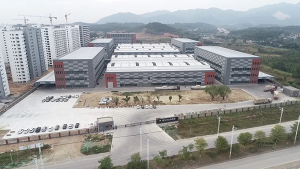 电视台采访耀东华总经理罗山鹰:“机器换人”推进智能制造,耀东华打造高端家居板材,为客户提供优质产品 电视台采访耀东华总经理罗山鹰:“机器换人”推进智能制造,耀东华打造高端家居板材,为客户提供优质产品