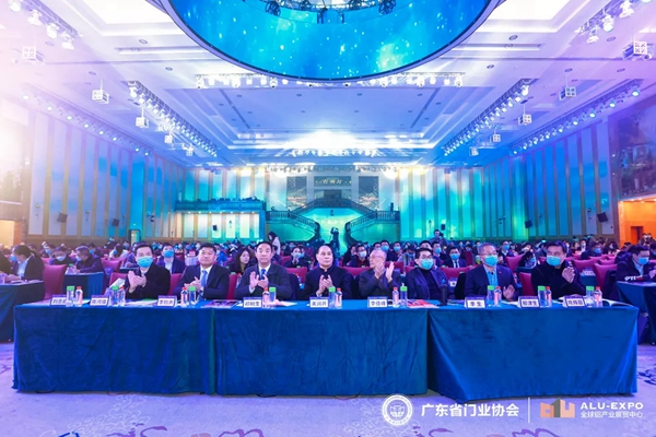 派雅门窗喜摘“领军企业”、“创新企业奖”及“金门窗”三项殊荣