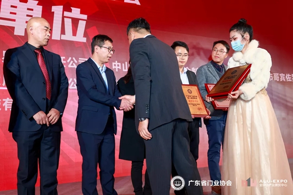 派雅门窗喜摘“领军企业”、“创新企业奖”及“金门窗”三项殊荣