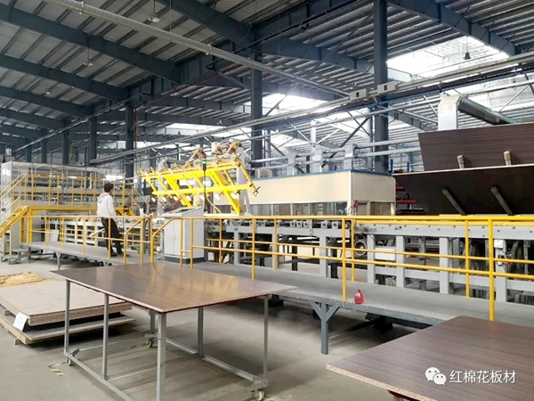 电视台采访耀东华总经理罗山鹰:“机器换人”推进智能制造,耀东华打造高端家居板材,为客户提供优质产品 电视台采访耀东华总经理罗山鹰:“机器换人”推进智能制造,耀东华打造高端家居板材,为客户提供优质产品