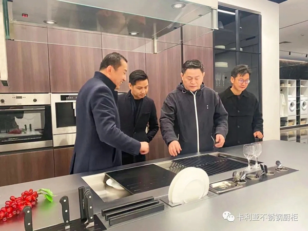 全国工商联家具装饰业商会执行会长张传喜先生莅临卡利亚参观指导! 全国工商联家具装饰业商会执行会长张传喜先生莅临卡利亚参观指导!