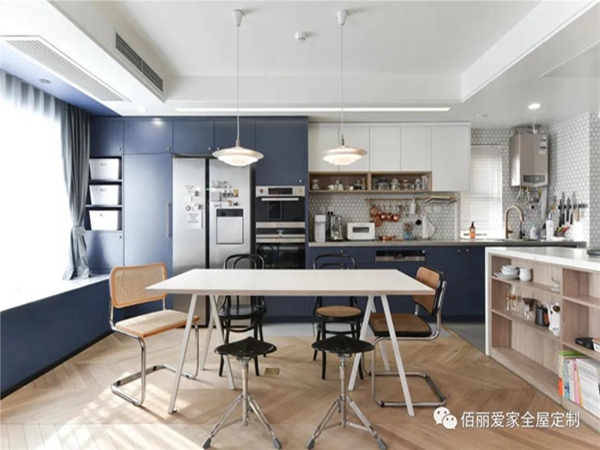 佰丽爱家全屋定制：77㎡的美食博主之家，客厅定制整面墙的储物柜！