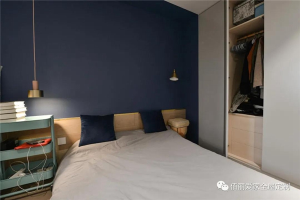 佰丽爱家全屋定制：77㎡的美食博主之家，客厅定制整面墙的储物柜！
