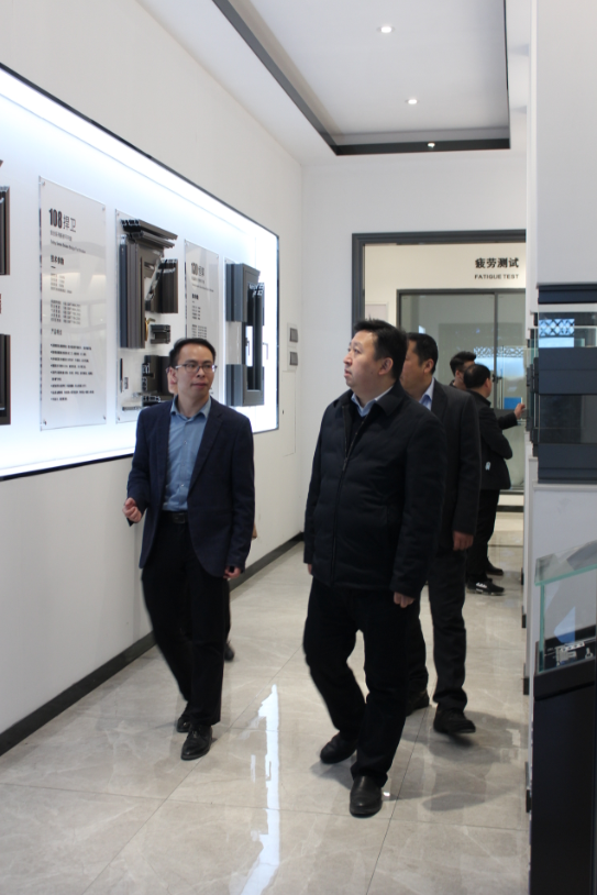 德斯莱斯铝业集团欢迎南省确山县委书记路耕带领县委班子成员一行莅临总部参观考察 德斯莱斯铝业集团欢迎南省确山县委书记路耕带领县委班子成员一行莅临总部参观考察