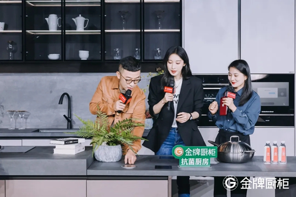 “金牌年终奖，直播抢工厂”圆满收官，携手张俪掀起年终直播狂欢