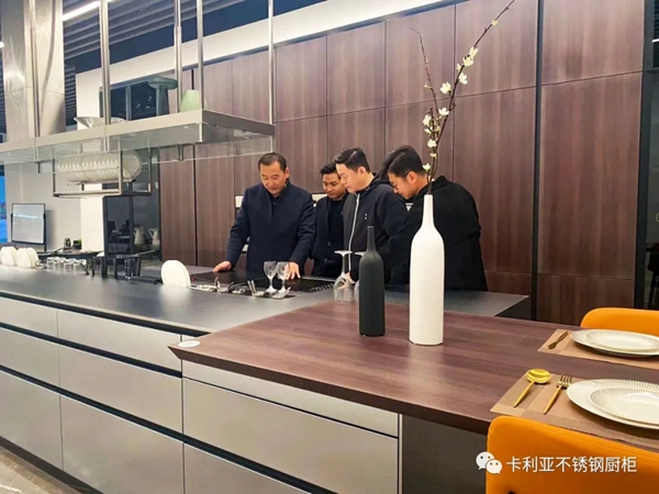 全国工商联家具装饰业商会执行会长张传喜先生莅临卡利亚参观指导! 全国工商联家具装饰业商会执行会长张传喜先生莅临卡利亚参观指导!