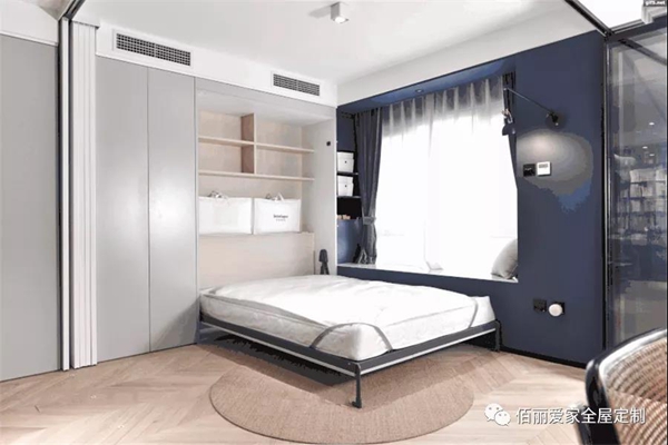 佰丽爱家全屋定制：77㎡的美食博主之家，客厅定制整面墙的储物柜！