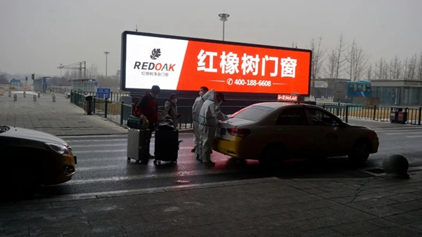 入场即控场！红橡树门窗全国机场广告强势出击