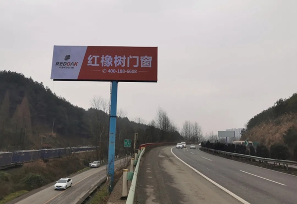 品牌耀神州！红橡树门窗高炮广告席卷全国