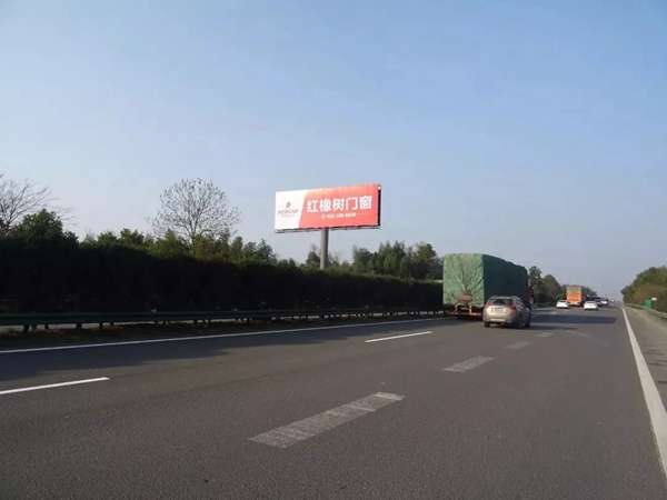 品牌耀神州！红橡树门窗高炮广告席卷全国