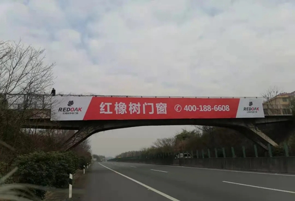 品牌耀神州！红橡树门窗高炮广告席卷全国