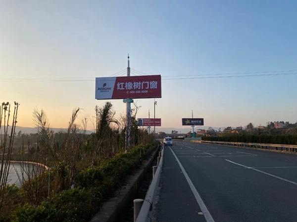 品牌耀神州！红橡树门窗高炮广告席卷全国