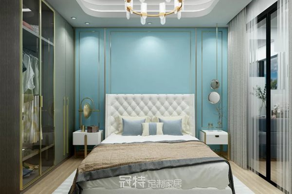 冠特定制家具：卧室护墙板设计，彰显奢华与温馨！