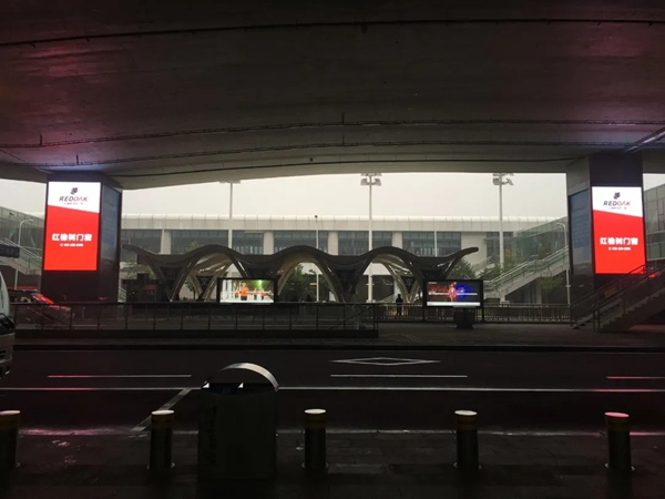入场即控场！红橡树门窗全国机场广告强势出击