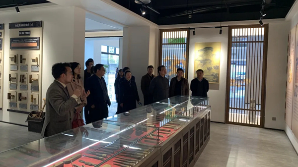 大足区领导及居然之家考察团莅临奢匠全屋定制参观指导