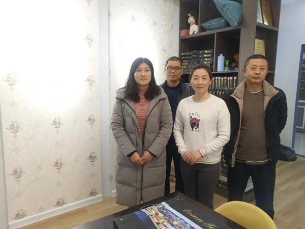 米兰壁纸·墙布·窗帘经销商姜红：紧跟公司走 量利双丰收