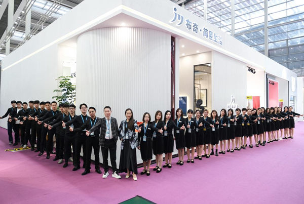 凭借颠覆性工艺让经销商投资回报高达200%的窗帘品牌，究竟是何方神圣？