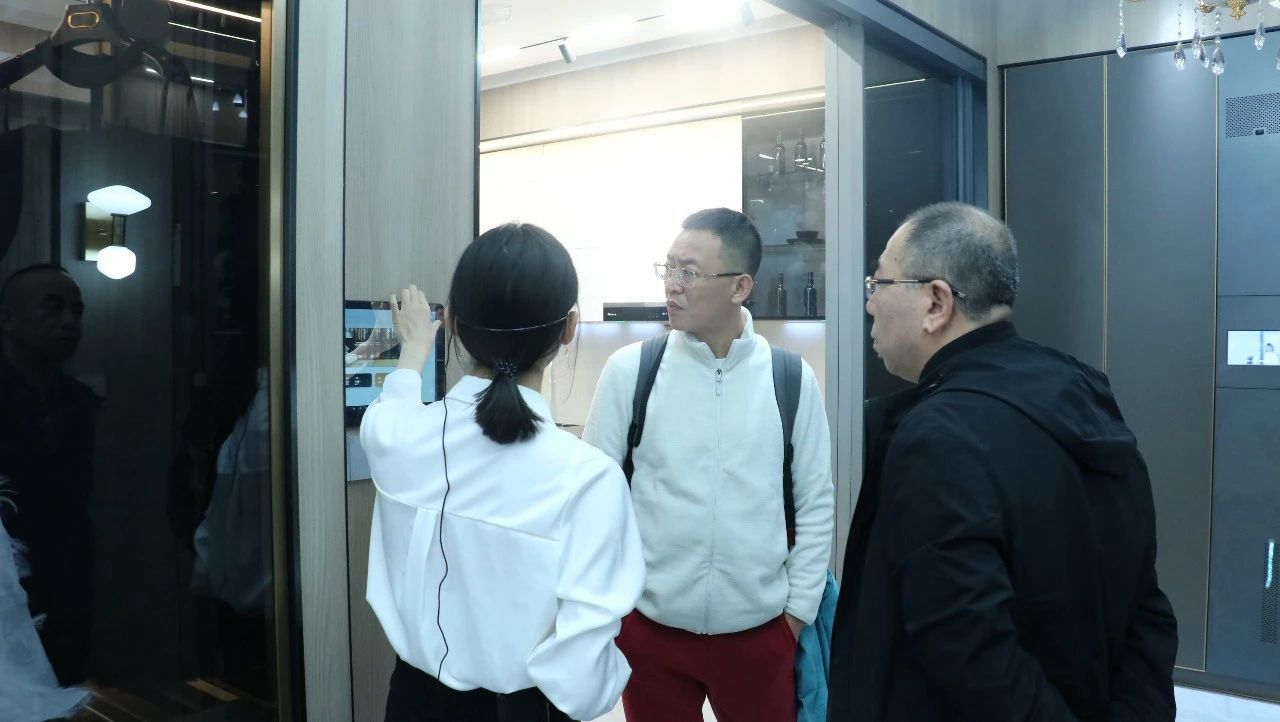 中国建筑装饰协会材料分会王岳飞秘书长一行莅临宝思派智能家居考察指导工作!