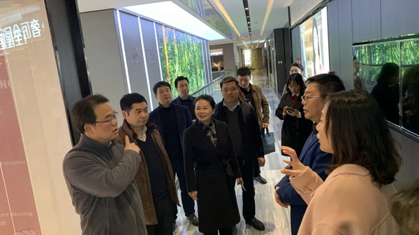 大足区领导及居然之家考察团莅临奢匠全屋定制参观指导