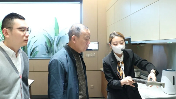资深媒体人喻镇荣一行考察BSPH宝思派智能家居