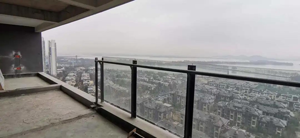 今天门窗于武汉临湖高层，118落地窗封阳台享尽湖色风光！