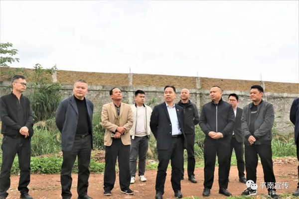 平南县委书记周仕志调研紫佳门窗企业的项目建设工作