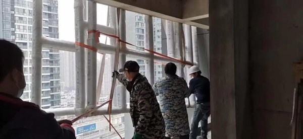 今天门窗于武汉临湖高层，118落地窗封阳台享尽湖色风光！