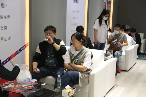 邦元名匠新品闪耀全场，两大运作体系助力经销商腾飞