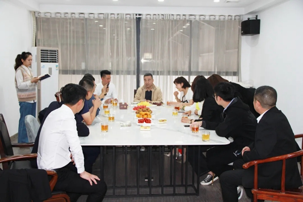 唯美集团一行莅临马可波罗陶瓷杭州市场一线调研