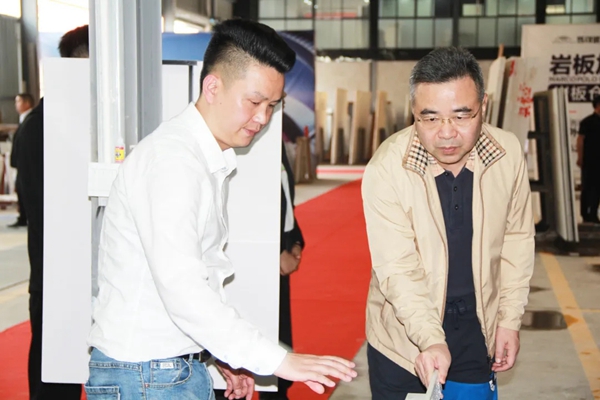 唯美集团一行莅临马可波罗陶瓷杭州市场一线调研