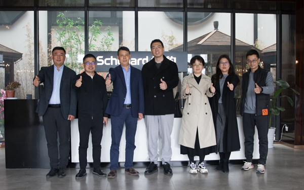 腾讯家居总编张永志＆奥普集团CEO吴兴杰考察世豹门窗系统智慧工厂，三方达成战略合作共识