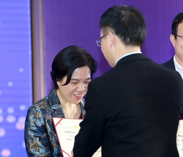 荣誉|耀东华当选“佛山市高新技术产业协会副会长单位”、董事长曾敏华获颁“创新发展领军人物”