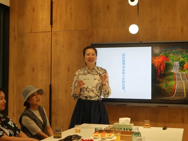 米兰之窗致谢时尚最美女性：深健康管理专家莅临成都时尚门窗街区分享参观