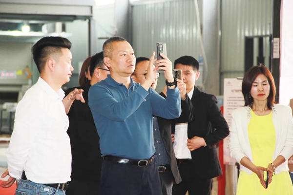 唯美集团一行莅临马可波罗陶瓷杭州市场一线调研