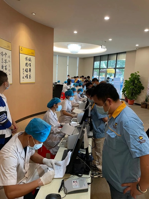 伟昌铝材门窗丨守护员工健康，千人接种疫苗