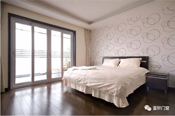 富轩全屋门窗：卧室带个小阳台，感受清晨阳光与新鲜空气！