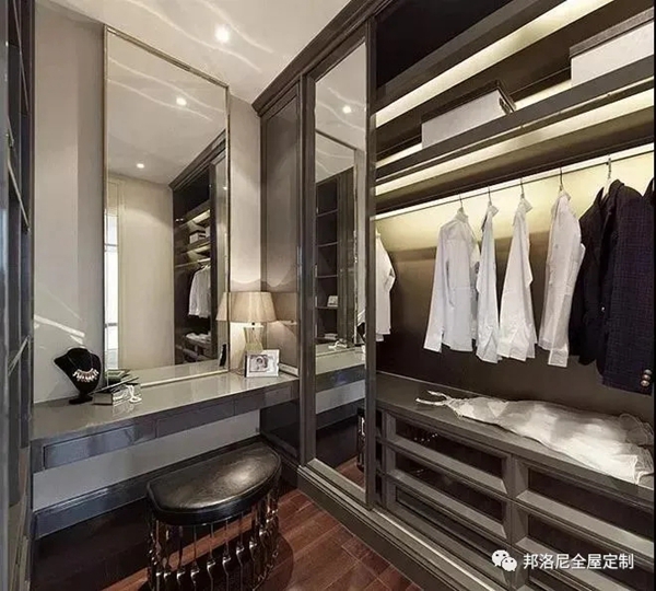 邦洛尼全屋定制：透明玻璃衣橱让衣柜与空间更和谐