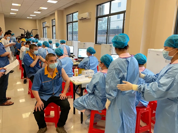 伟昌铝材门窗丨守护员工健康，千人接种疫苗