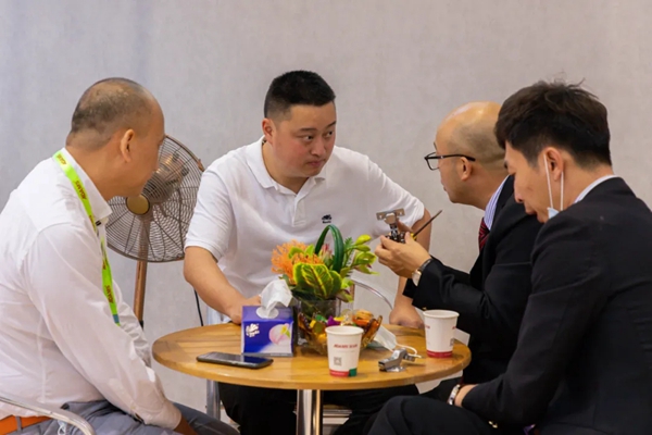 亚当斯全屋定制功能五金:CIFF展及30周年庆典超燃现场! 亚当斯全屋定制功能五金:CIFF展及30周年庆典超燃现场!