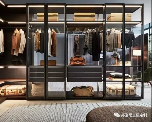 邦洛尼全屋定制：透明玻璃衣橱让衣柜与空间更和谐