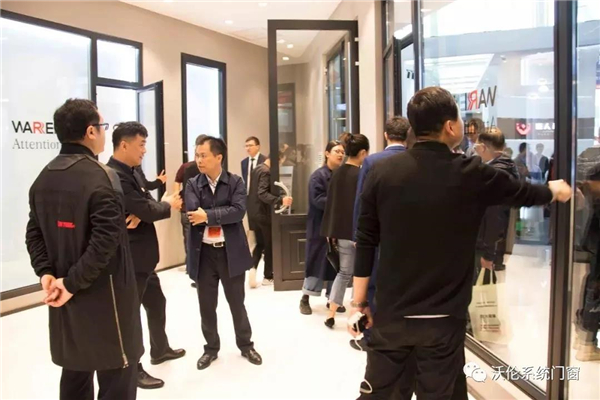 沃伦系统门窗参加窗博会，现场人气火爆