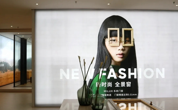 米兰之窗致谢时尚最美女性：深健康管理专家莅临成都时尚门窗街区分享参观