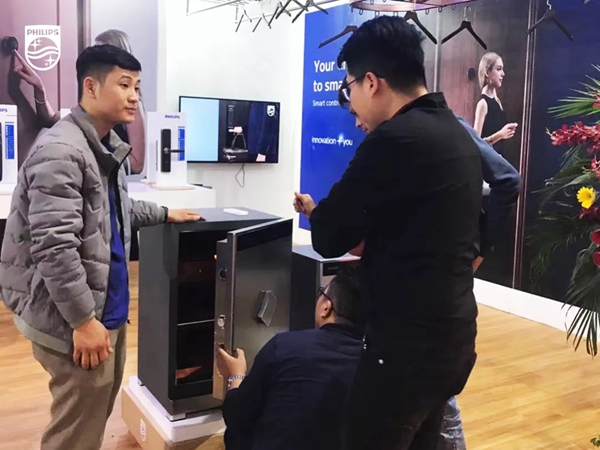 飞利浦智能锁携智能晾衣架＆保险柜震撼亮相越南建筑材料展会
