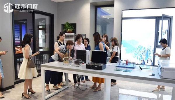 冠邦门窗与女企业家协会深入交流，实现合作共赢
