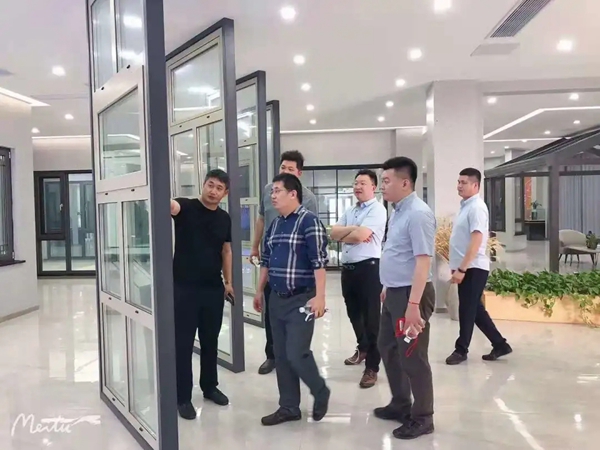 居然之家副总裁及相关领导一行参观莅临天东门窗生产基地