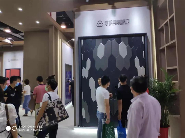 云智星智能门在门博会展位火爆，好评如潮。