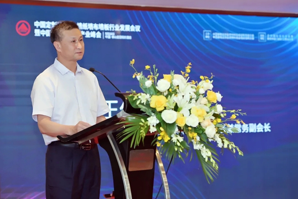 特普丽墙纸董事长杨冀应邀出席“中国定制软装饰墙纸墙布墙板行业发展会”
